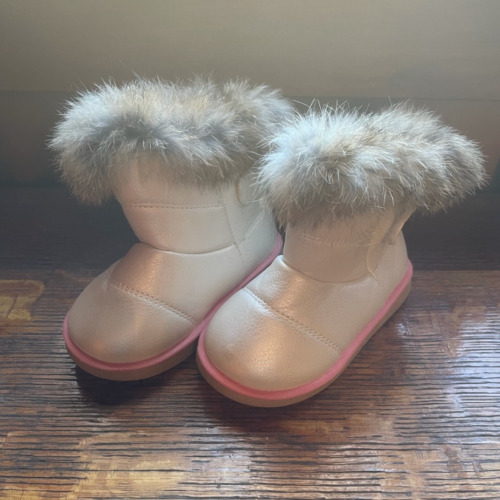 Toddler girl 6.5 pearly white fur boots